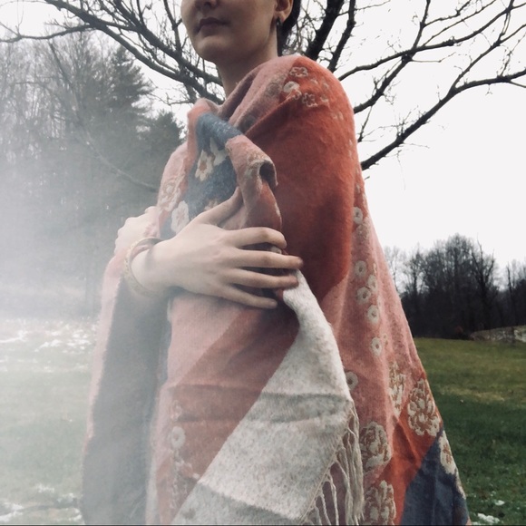 HOST PICK 💕😭🌿{ vintage } floral shawl w/ fringe - Picture 2 of 8